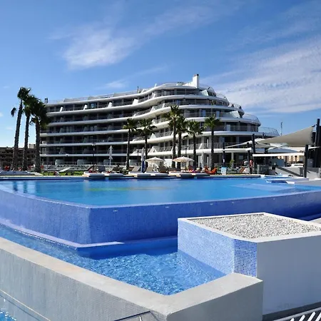 Luxurious Next To The Sea Apartment